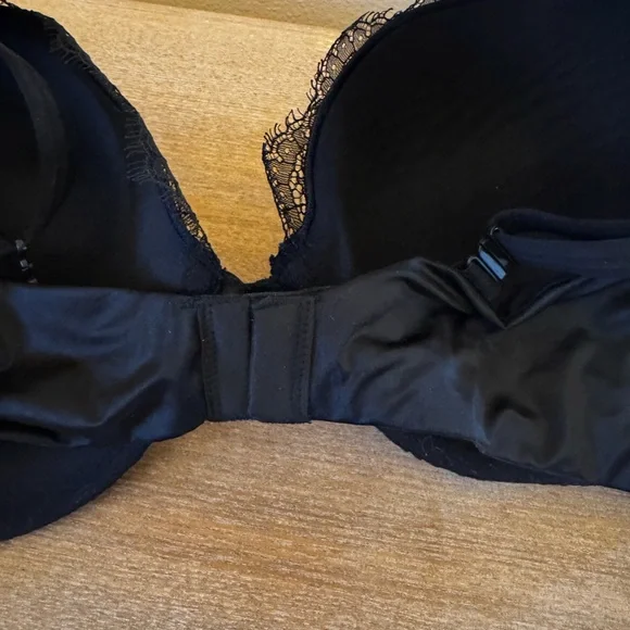 Victoria's Secret Black Bra with Silver Accents - Picture 6 of 8